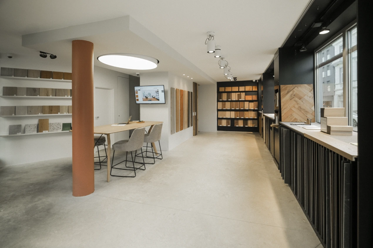 Intérieur du showroom Kibo Floors à Eupen, échantillons de sols et d'escaliers